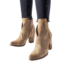 Botas de cowboy isoladas com recorte bege da Brunilde