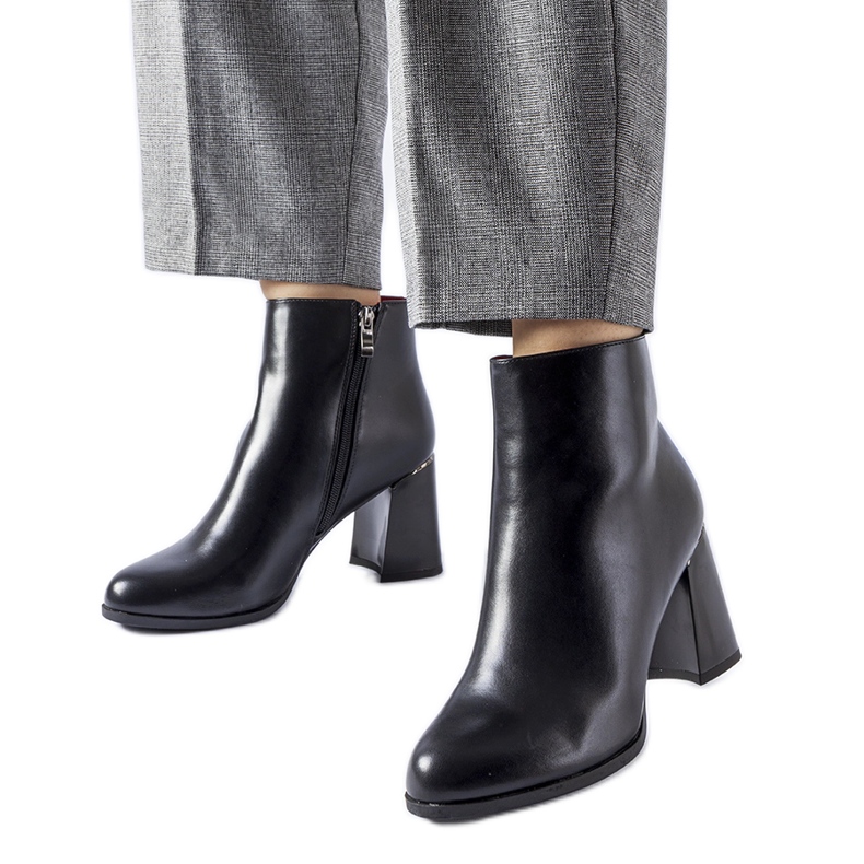 Botins pretos com isolamento e salto Clivi decorativo