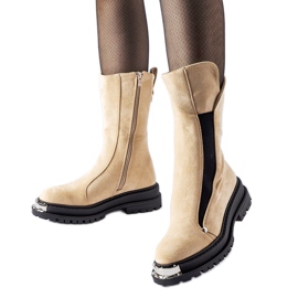 Botins isolados bege com biqueira decorativa Bologna