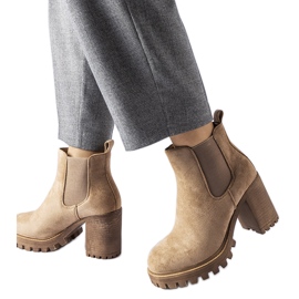 Botins bege com salto Montelparo enorme