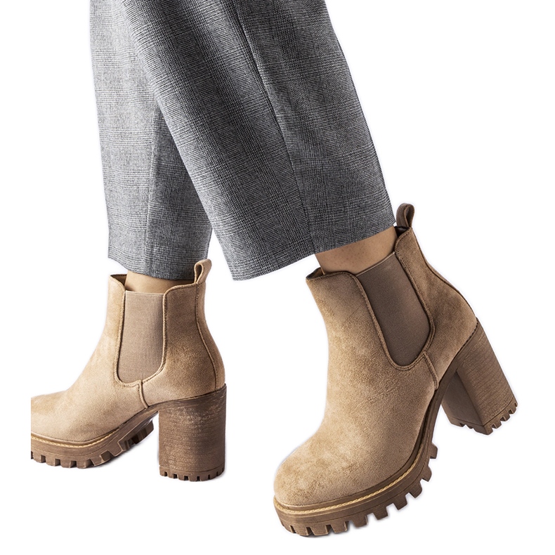 Botins bege com salto Montelparo enorme Botins bege com salto Montelparo enorme