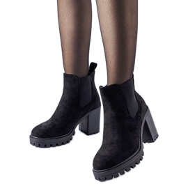 Botins pretos com salto Montelparo enorme