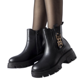 Botins maciços pretos com fivela Nuovo decorativa