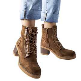 Botins Graziella em camurça ecológica marrom