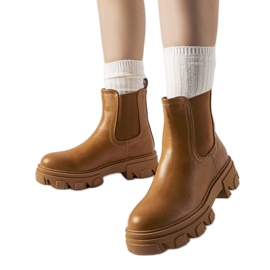 Botins marrons, maciços e isolados, da Giulio marrom