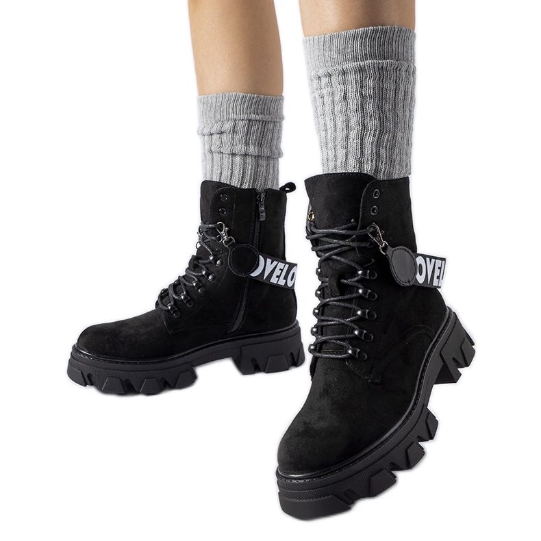 Botins pretos com tira decorativa removível