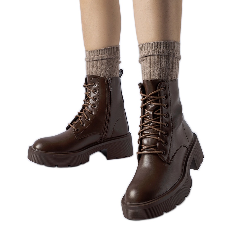 Botins com isolamento marrom e sola grossa da Cirillo castanho Botins com isolamento marrom e sola grossa da Cirillo castanho