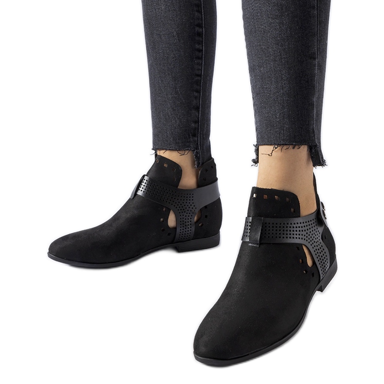 Botins pretos vazados e decotados da Lungodora