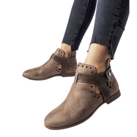 Botins marrons vazados e decotados da Lungodora bege