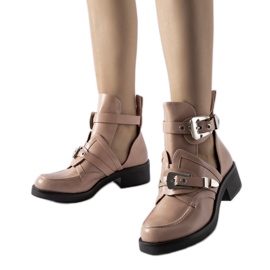 Botins rosa com recortes da Sperone