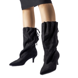 Botas slip-on em camurça ecológica preta com salto alto preto