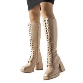 Botas isoladas bege com salto enorme Nova