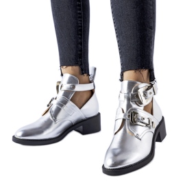 Botins Ritaldi metálicos brilhantes e cano alto prata