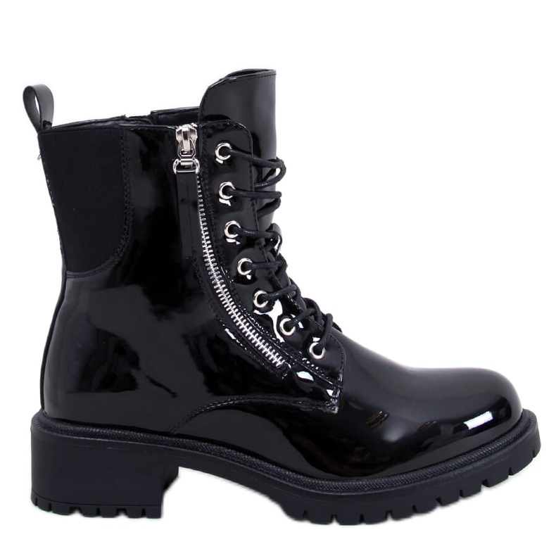 Botins com atacadores pintados de preto Dendy
