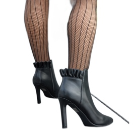 Botins pretos com babados em salto agulha Roger