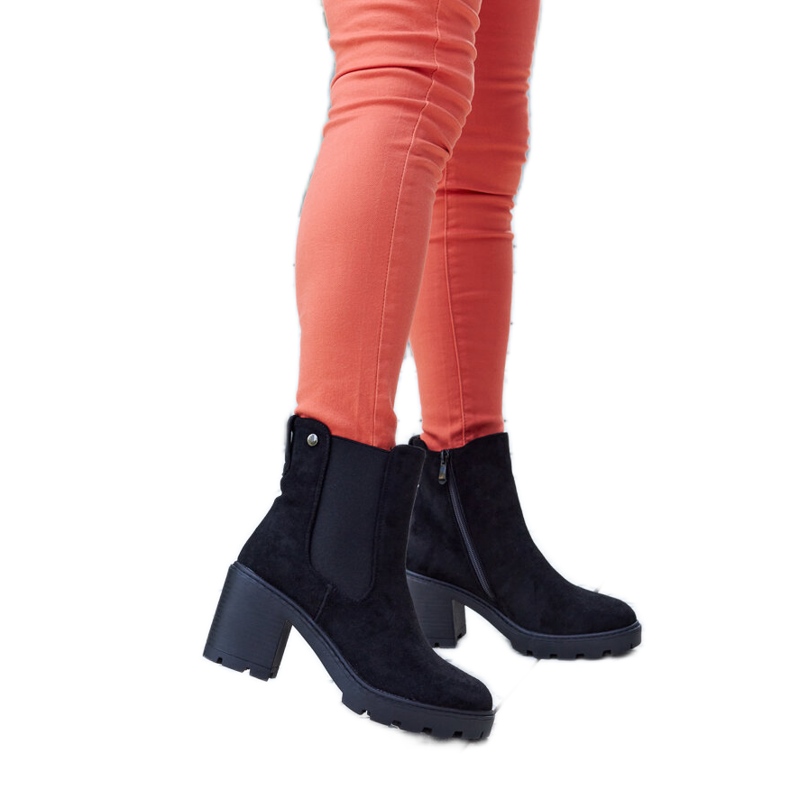 Botins pretos com isolamento em camurça ecológica da Caio