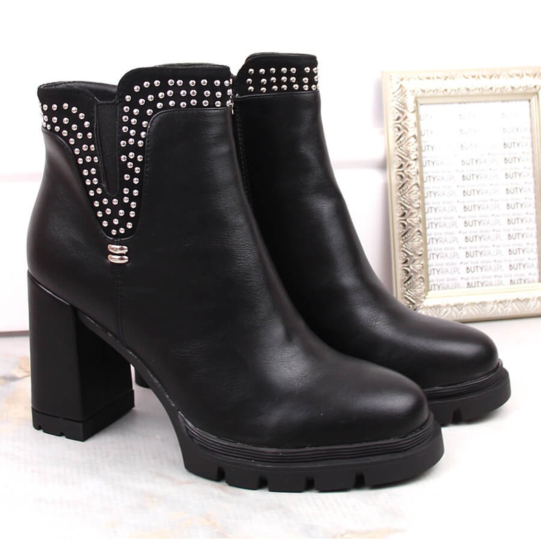 Botins femininos de salto alto com rebites pretos isolados, Filippo DBT4838