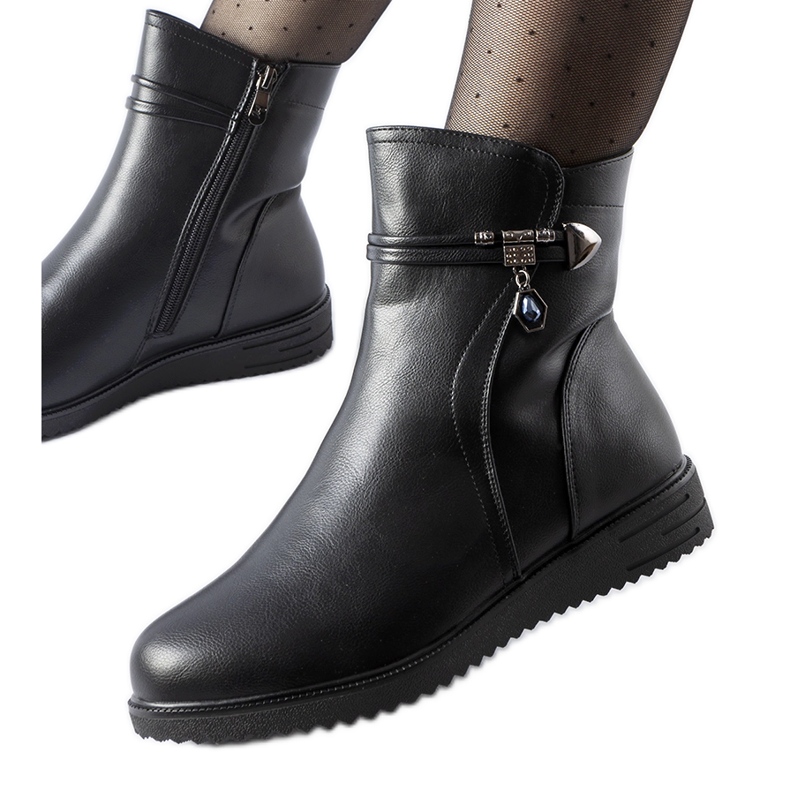 Botins pretos com isolamento e pingente decorativo Nola