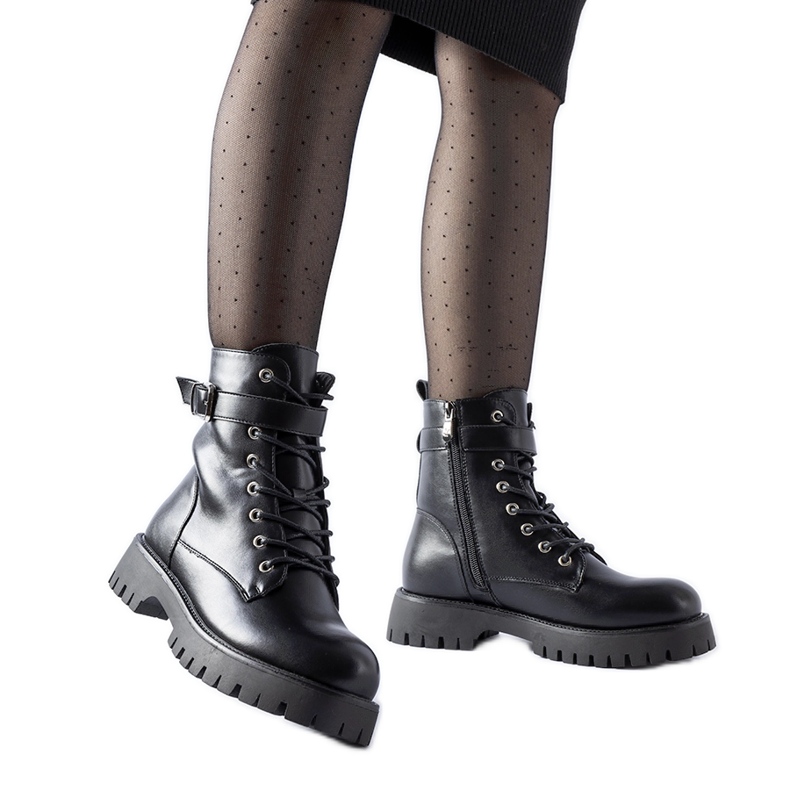 Botins pretos com isolamento e fivela Fino decorativa