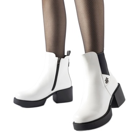 Botas brancas com isolamento e bloco enorme branco Botas brancas com isolamento e bloco enorme branco