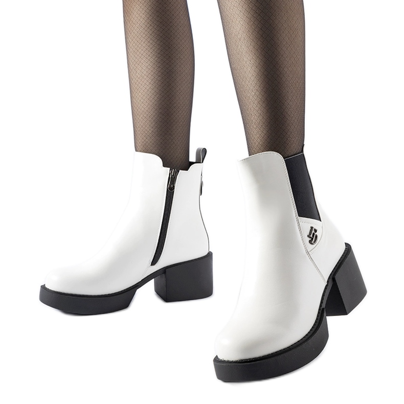Botas brancas com isolamento e bloco enorme branco