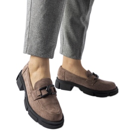 Mocassins maciços castanhos com fivela marrom