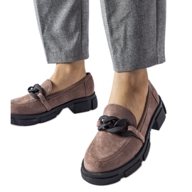 Mocassins marrons com corrente em camurça ecológica castanho