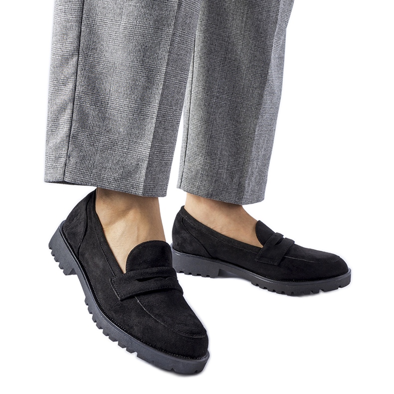 Mocassins clássicos pretos feitos de camurça ecológica