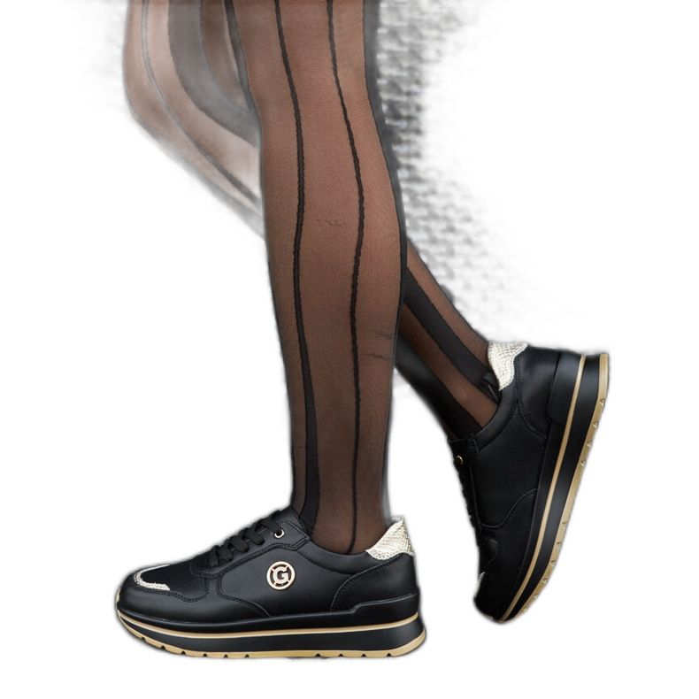 Sapatos de couro preto com strass