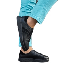 Tênis de couro preto com cadarço