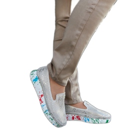 Sapatos bege com cunha colorida