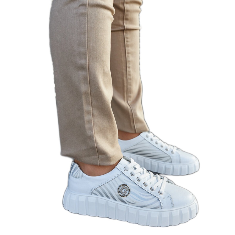 Tênis de couro branco na plataforma