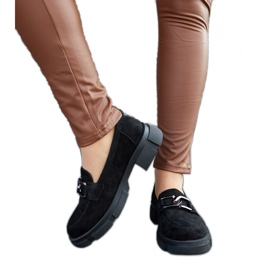 Mocassins pretos maciços com fivela