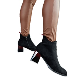 Botins pretos com salto envernizado