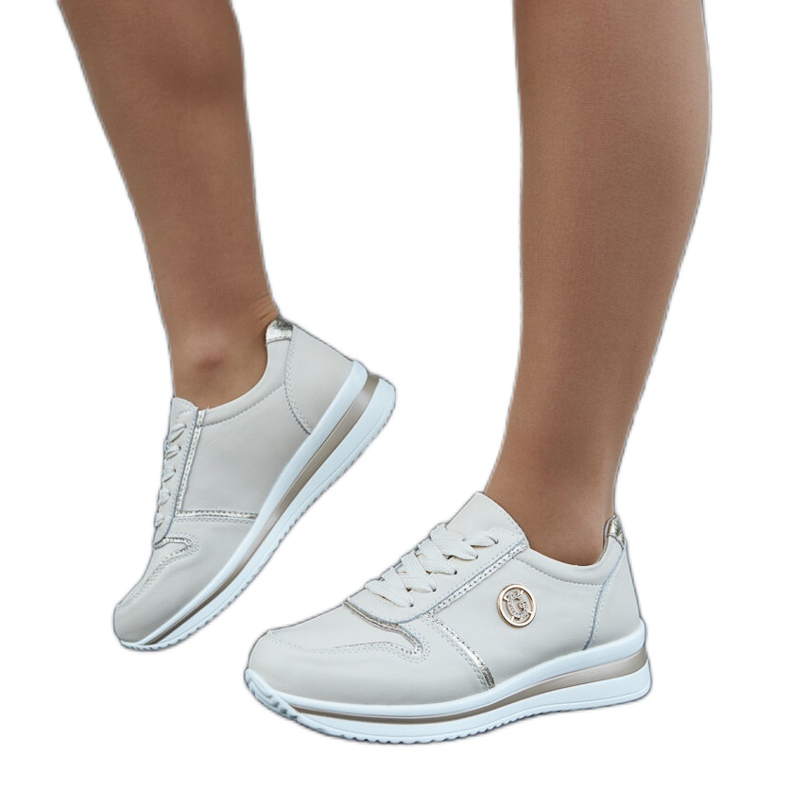 Tênis de couro bege com strass