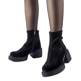 Botins pretos com isolamento e bloco enorme