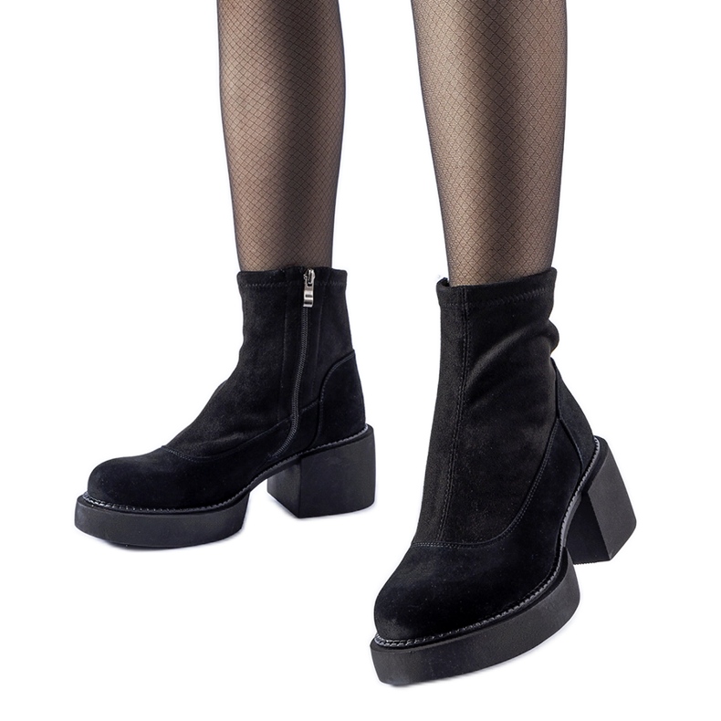 Botins pretos com isolamento e bloco enorme