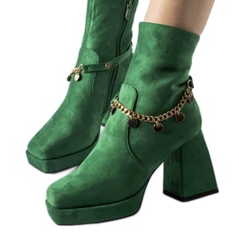 Botas isoladas verdes com pingente Salvadore