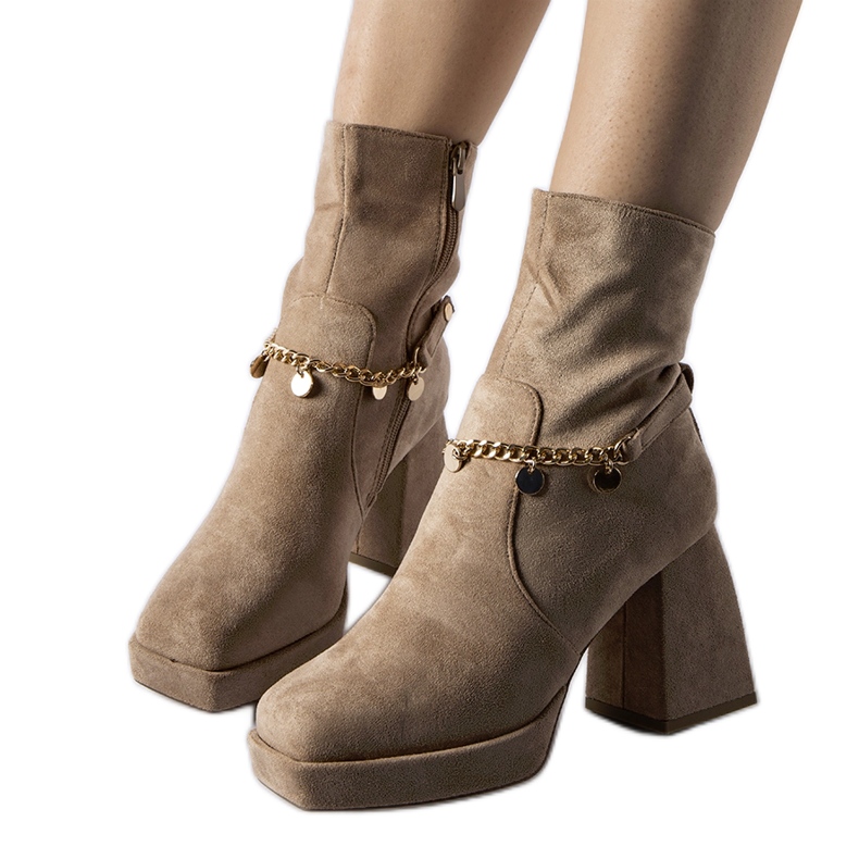 Botins bege com isolamento e pingente Salvadore