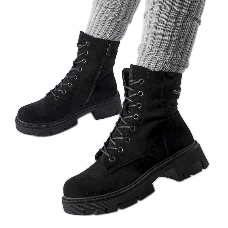 Botas pretas de camurça ecológica levemente isoladas da Cunha preto