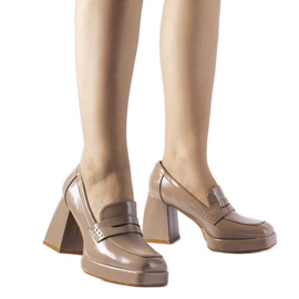 Sapatos bege envernizados com salto West