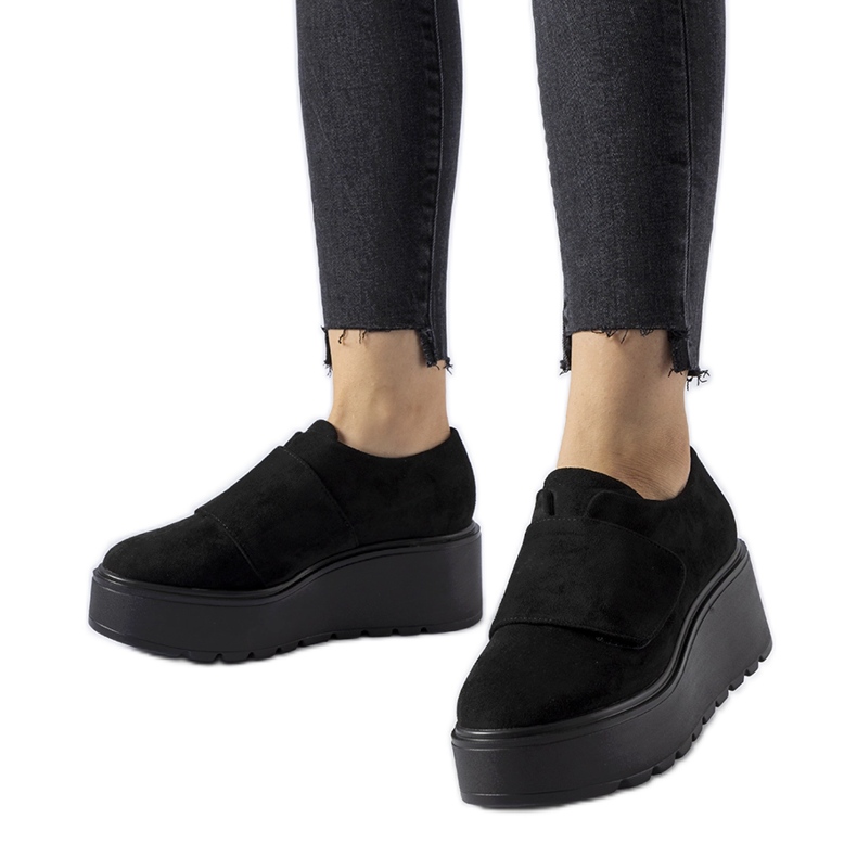 Sapatos plataforma pretos em palete