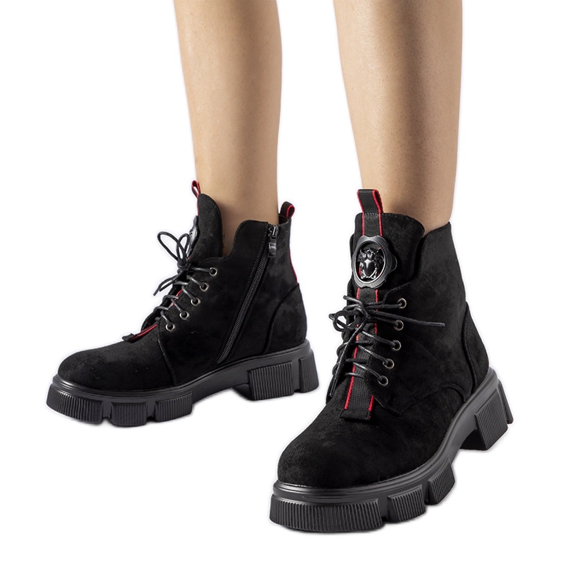Botins pretos decorados com detalhes Monrency vermelhos