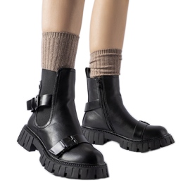 Botins pretos com sola Fontarine maciça