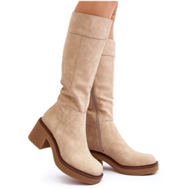 Sergio Leone Botas femininas bege isoladas com salto enorme da Calvisa