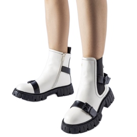 Botins brancos com sola Fontarine maciça