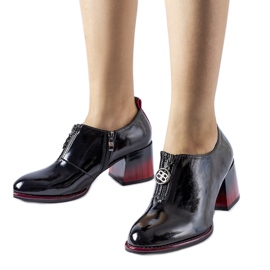 Botins pretos envernizados da Allyriane