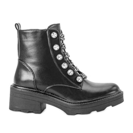 Trabalhadores Crys decorados em preto