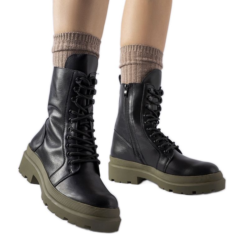 Tênis preto com sola Quennie colorida