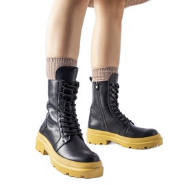 Tênis preto com sola Quennie colorida